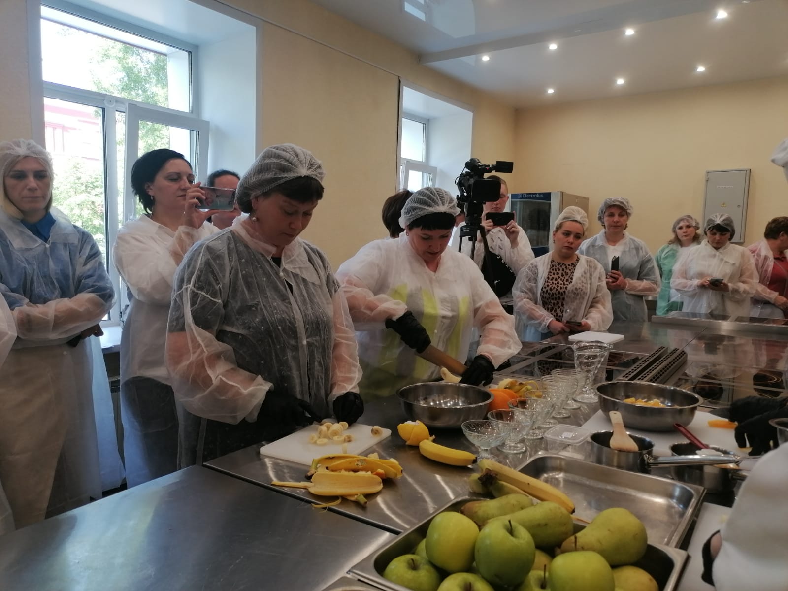 Технологи комбинатов питания приняли участие в мастер-классе по полезным  перекусам | НИОС