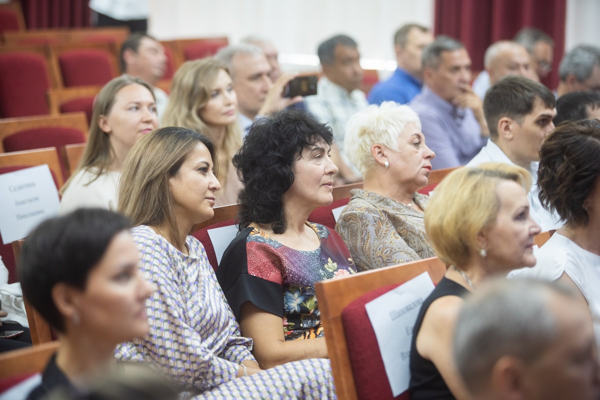 Мэр Новосибирска поздравил строителей с профессиональным праздником | НИОС